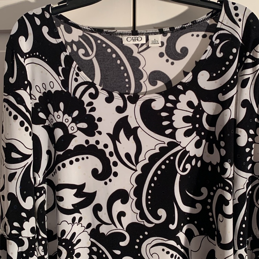 Cato Black & White Graphic Blouse EUC - Picture 2 of 8
